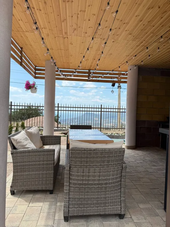 Апартаменты с теплым бассейном и видом на море и горы.