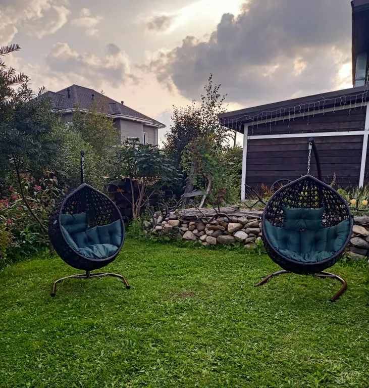 Дом с баней на берегу озера, в черте города