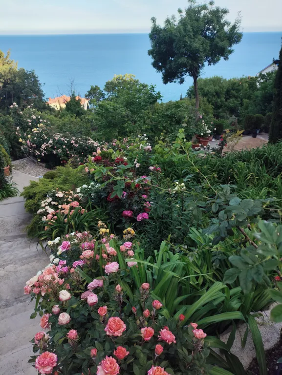 Уютный двухкомнатный домик в райском саду с видом на море