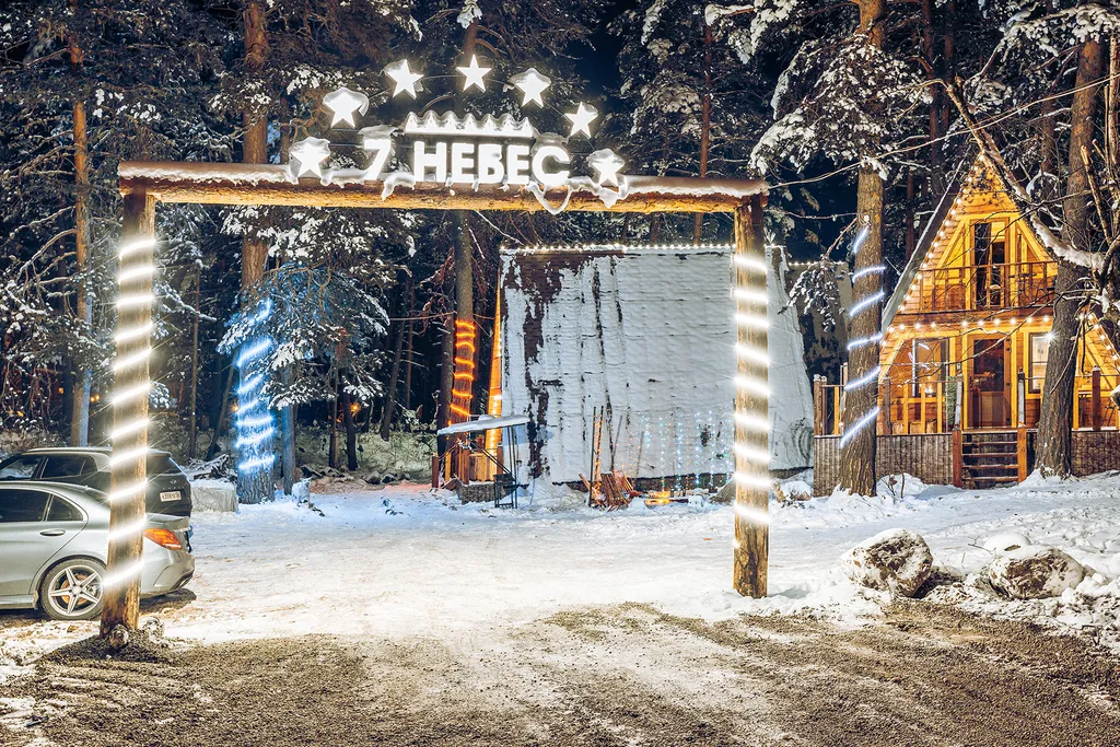 Коттедж в лесу с бассейном