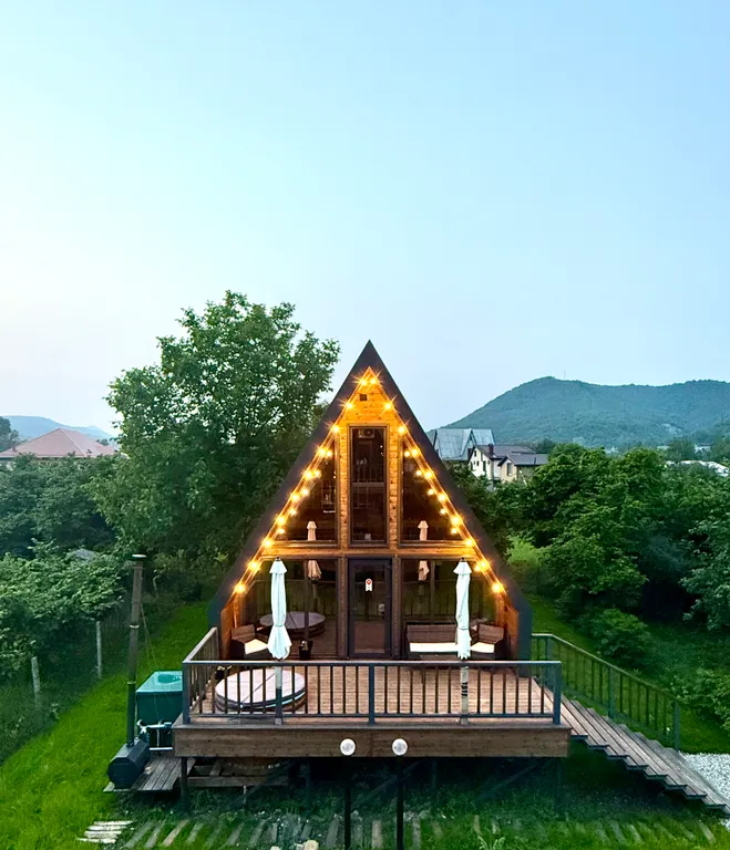 Коттедж Новый дом на МОРЕ в окружении гор, с террасой и банным чаном — аренда посуточно в Береговое