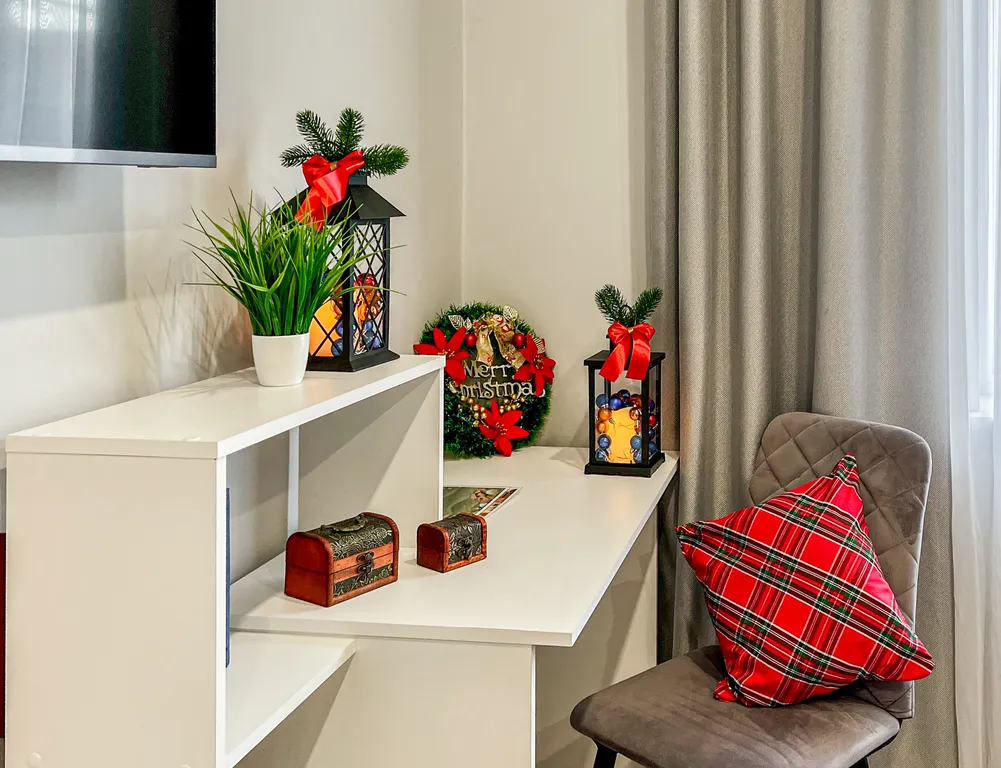 Дом сапфир с бассейном в центре