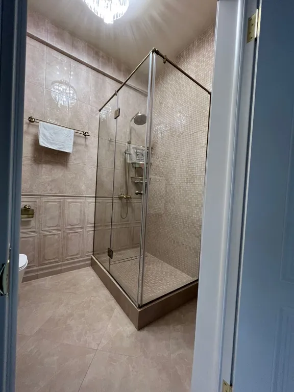 Космический вид из панорамных окон на горы