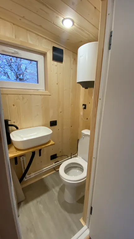 Домик у леса, на территории проживают кролики