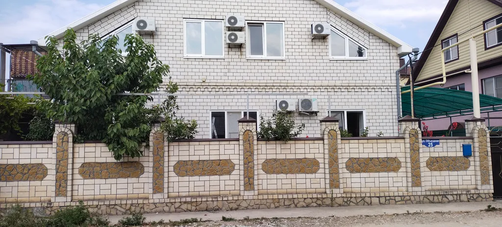 Уютный номер на первом этаже в маленьком гостевом доме с бассейном