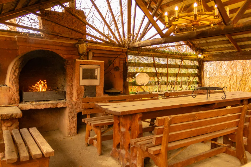 Бревенчатая изба с уникальной отделкой