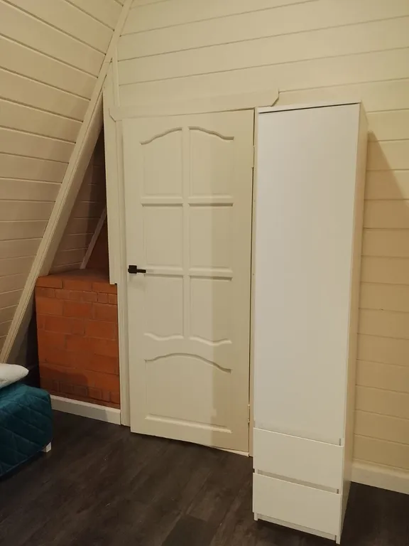 Большой дом А-Фрейм среди молодого елового леса