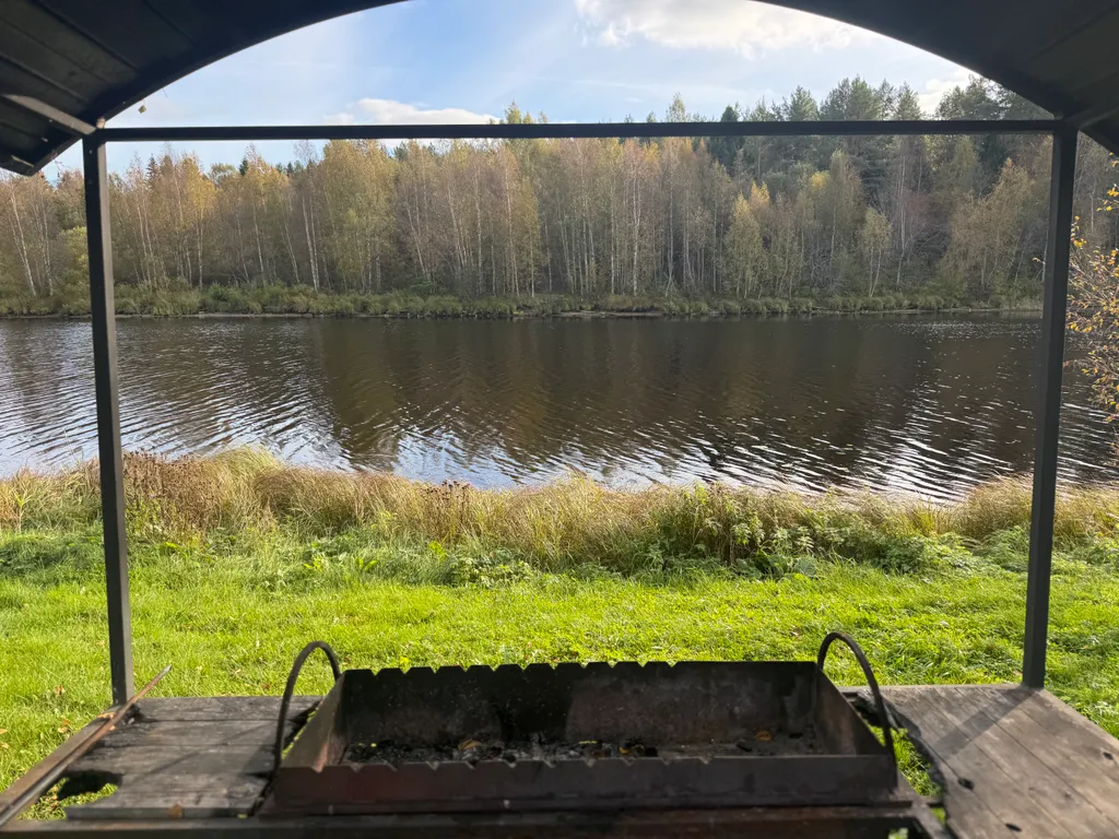 Домик прямо на берегу реки в Карелии