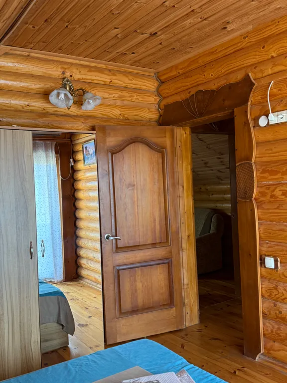 Деревянный домик возле моря