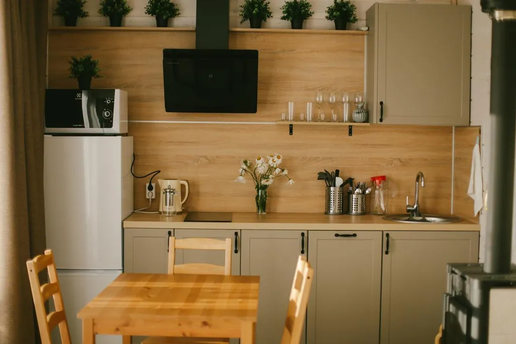 Уютный дом в лесу с видом на залив