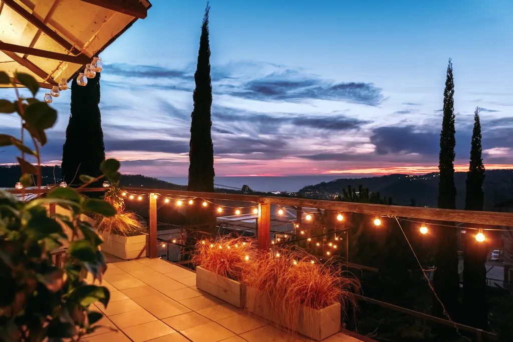 Коттедж Умный дом с кипарисами и видом на море с мансардным этажом — Сочи