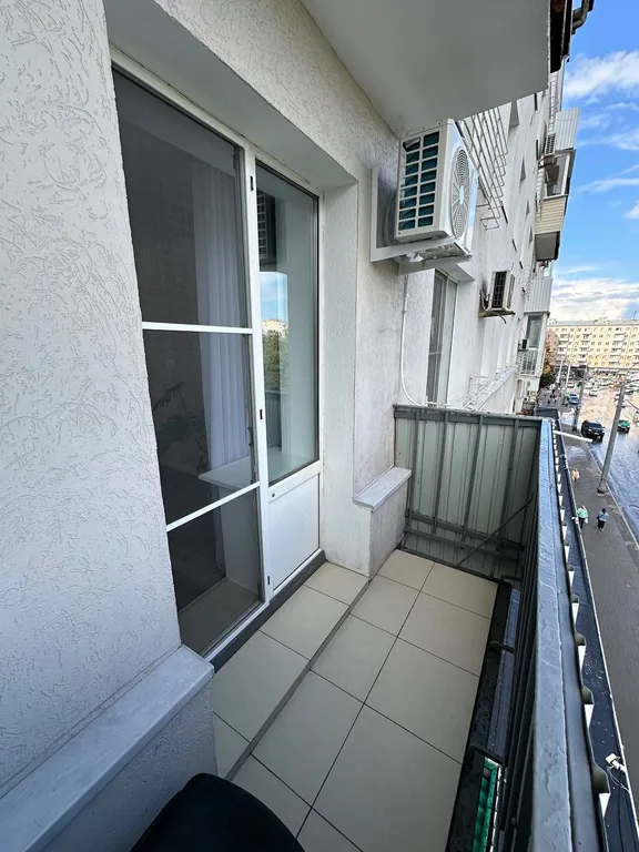 Красивая трех-комнатная квартира с дизайнерским ремонтом