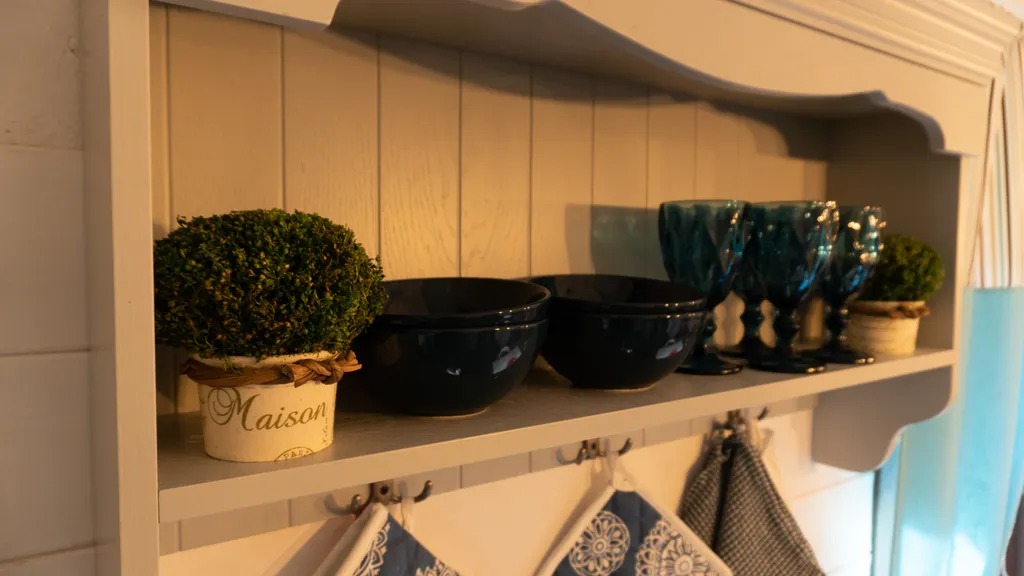 Красивый домик в лесу у реки