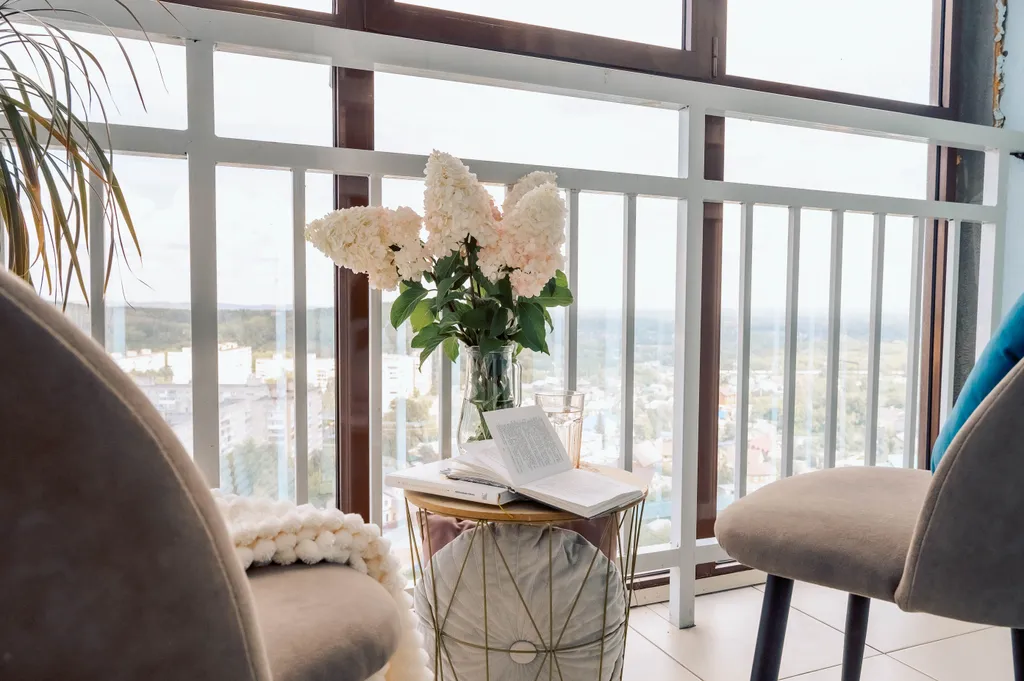 Уютная студия в новом доме с красивым видом из окна