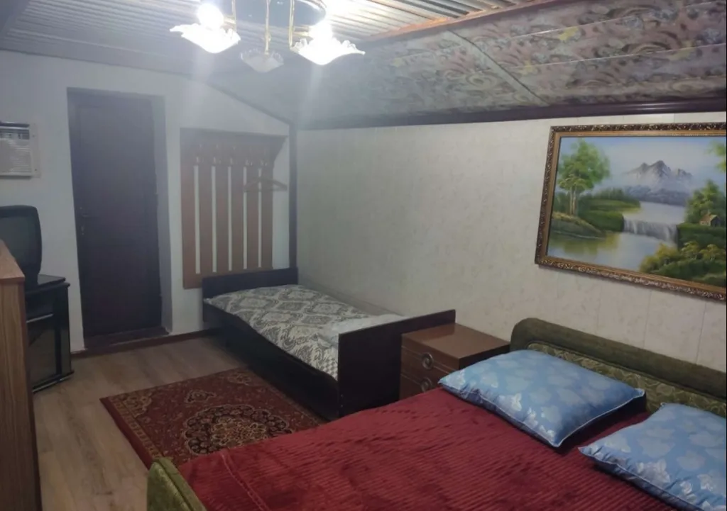 Двухэтажная дача с бассейном