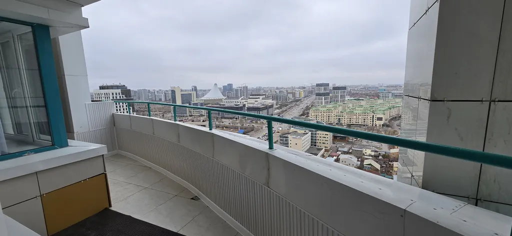 Шикарные апартаменты с видом на город и ванной на балконе