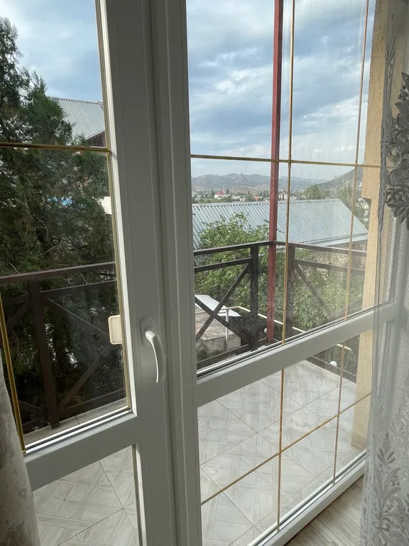 Четырёхместный номер  люкс с балконом с видом на город и горы