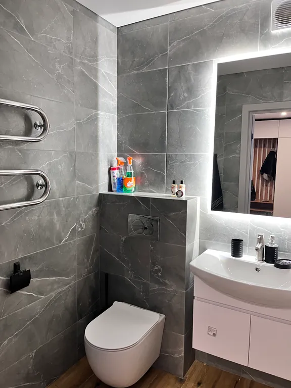 Очаровательная новая чистая квартира