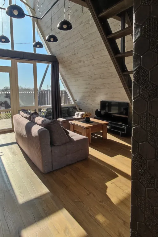 Панорамный домик с теплым бассейном в пяти минутах ходьбы от города