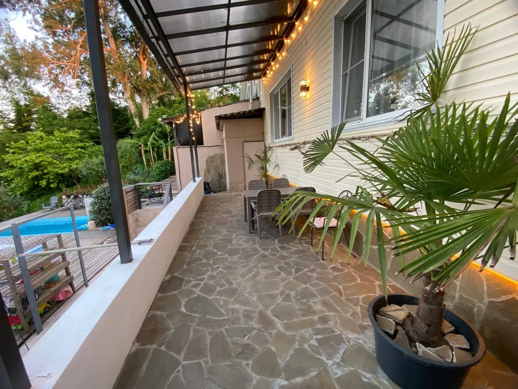 Квартира с бассейном и террасой