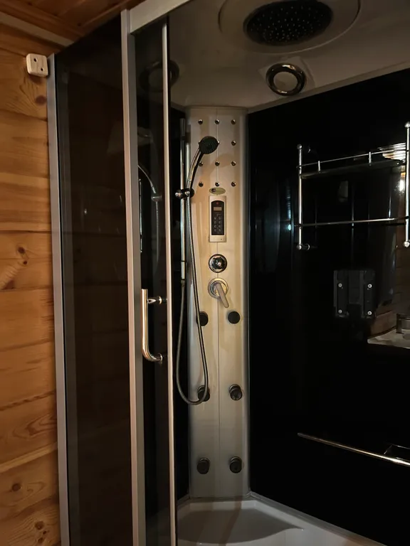 Уютный дом-баня из клеёного бруса, с двумя бассейнами