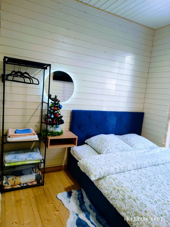 Дом с купольной беседкой на природе