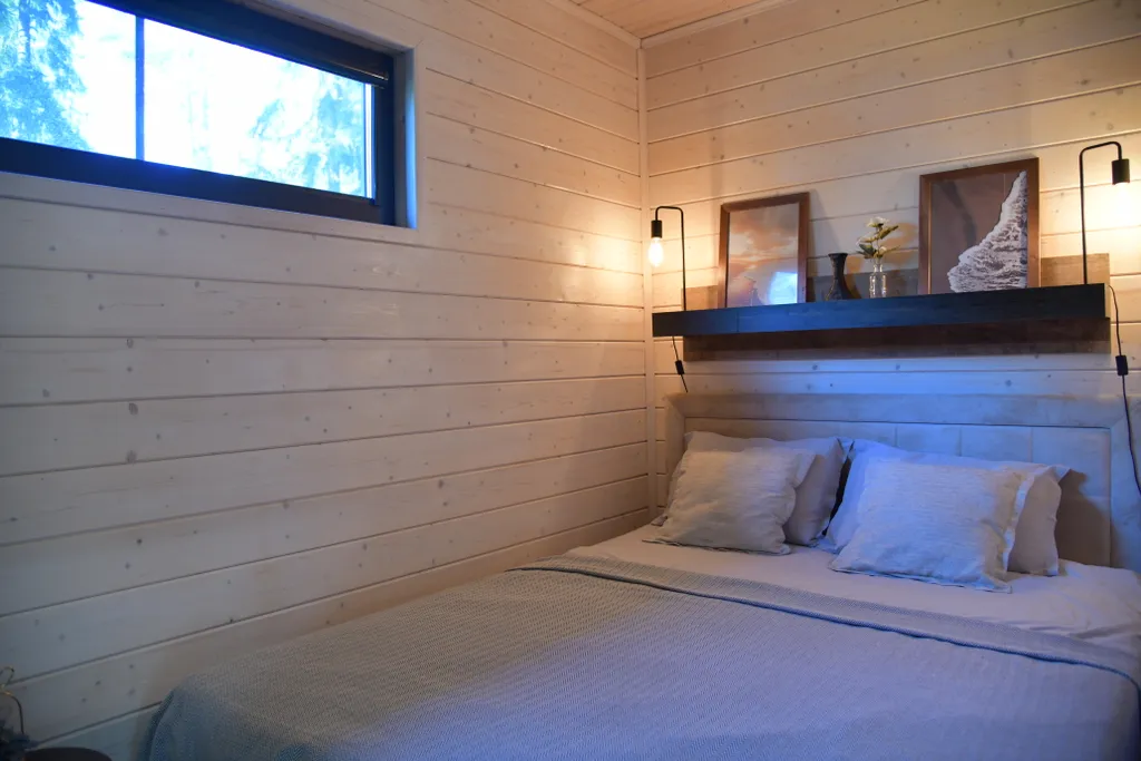 Уютный дом на живописной поляне в лесу с панорамными окнами