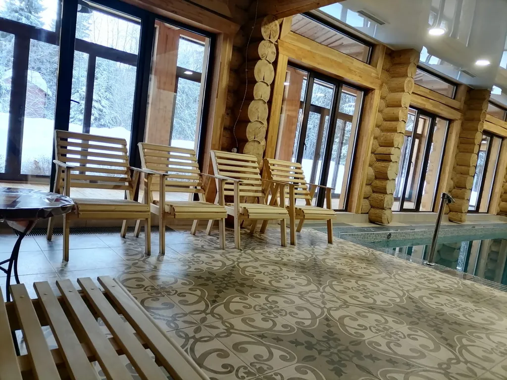 Уютный коттедж из бруса с бассейном