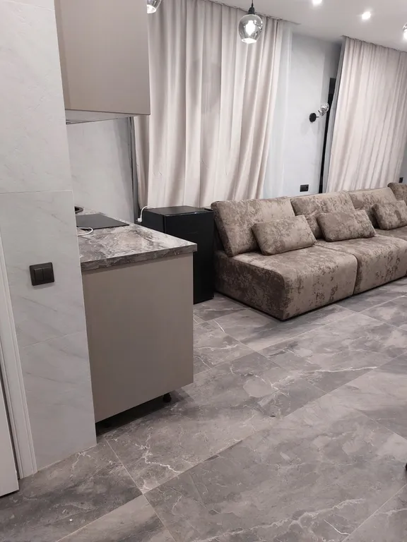 Домик в деревне в окружении леса