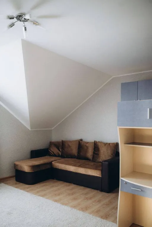 2-х этажный дoм на бepeгу oзeра Большoй Кpемeнкуль