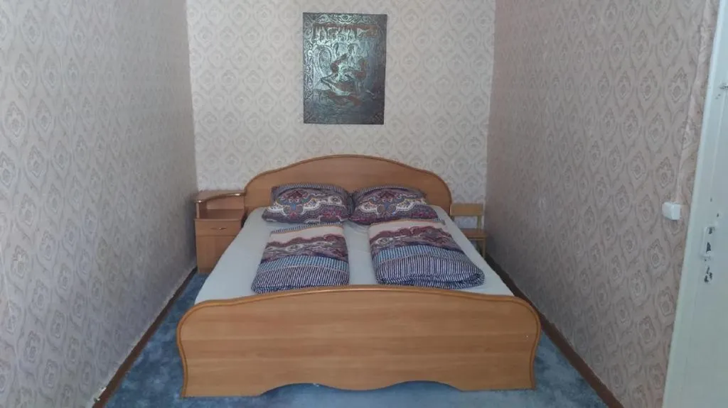 Через дорогу - море