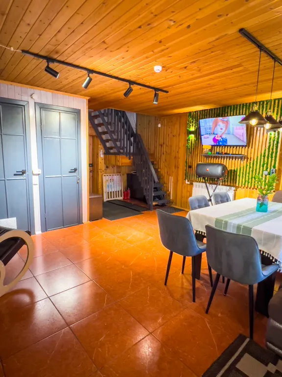 Двухэтажный дом+деревенская баня на дровах