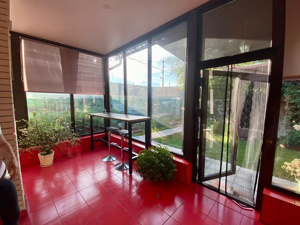 Уютный дом в городе