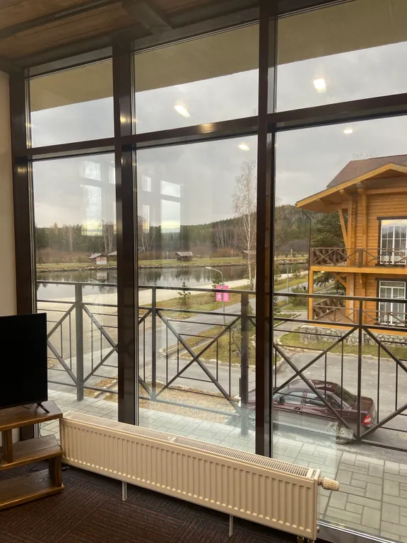 Апартаменты на горнолыжном курорте Солнечная Долина с видом на озеро