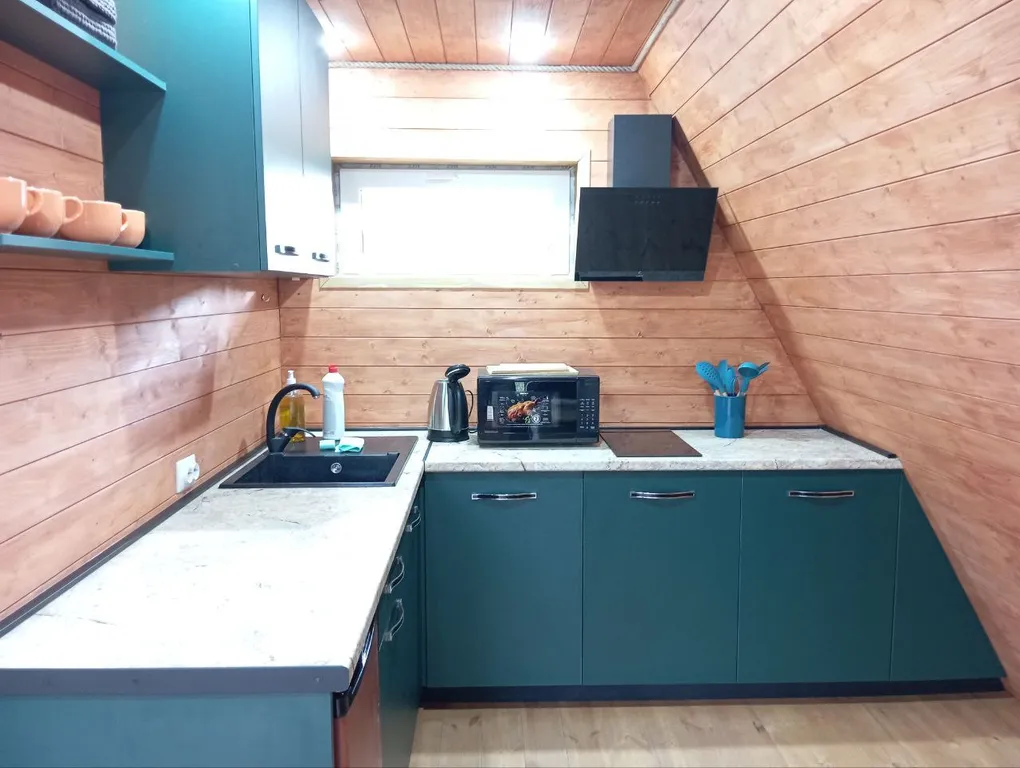 Уютный дом на берегу берегу реки