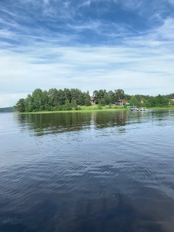 Домик в живописном месте на берегу Ладожского озера