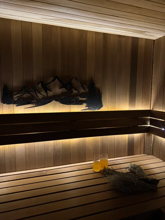 Дом на озере с бассейном