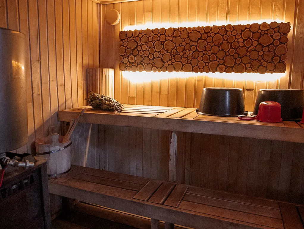 Уютный домик на берегу реки