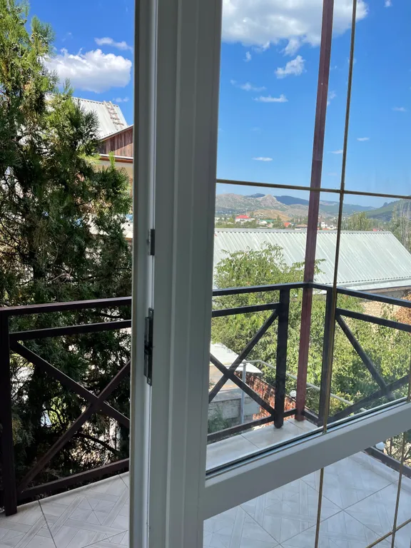 Четырёхместный номер  люкс с балконом с видом на город и горы