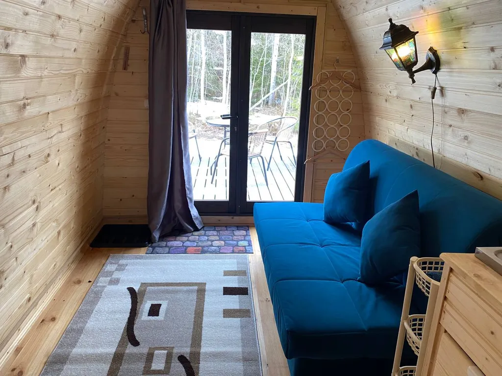 Арочный домик на краю леса с торцевым входом