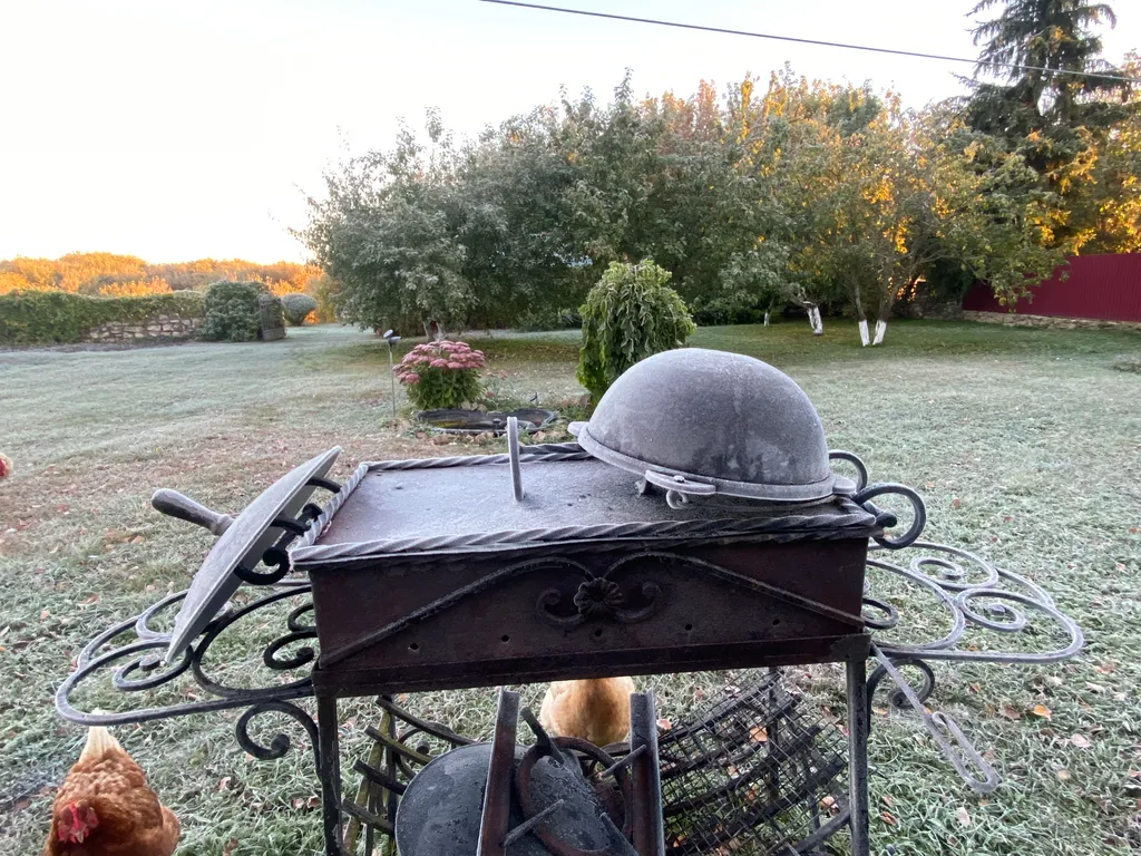 Дом и баня на берегу реки