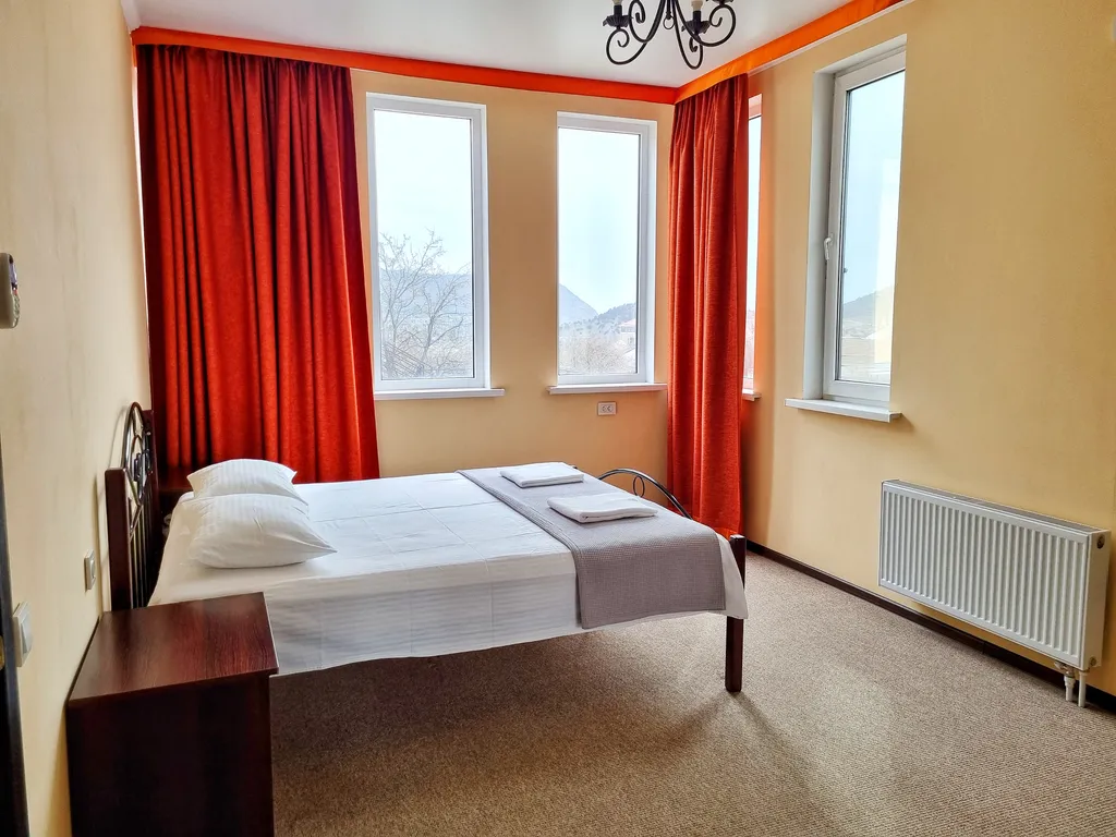 Коттедж Sunny с бассейном — аренда посуточно в Веселое