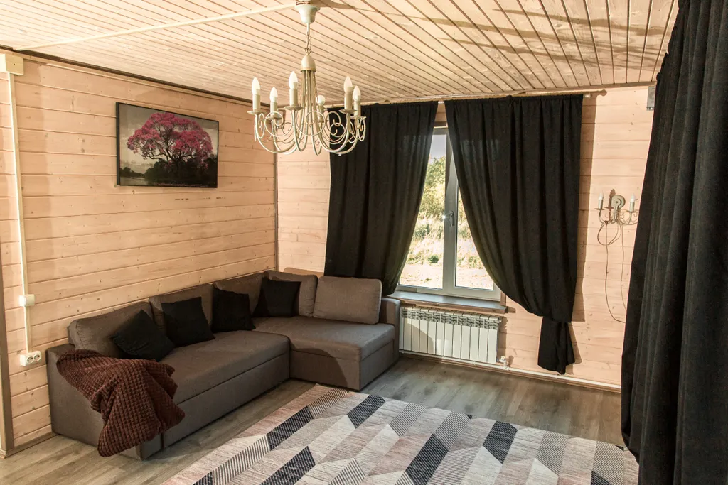 Дом у пруда