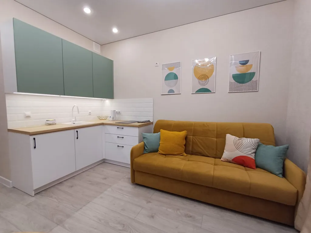 Современная студия для отдыха с видом на бассейн