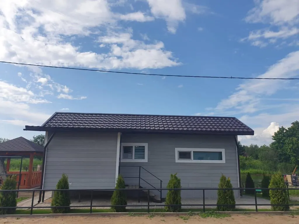 Дом с террасой на берегу реки Кобонка