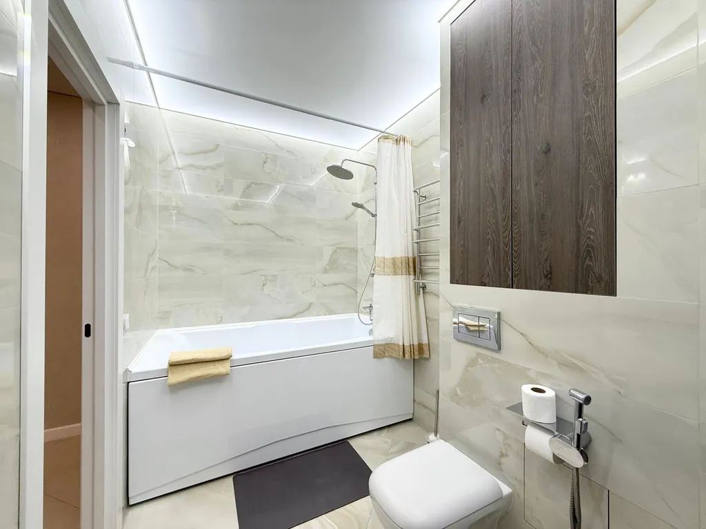 Квартира с большой кухней-гостиной, камином и панорамным видом