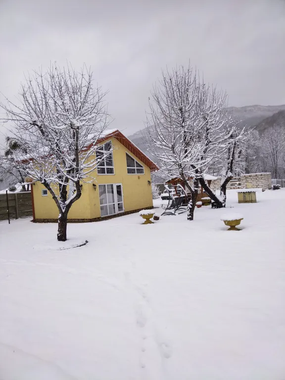 Домик с камином в горах