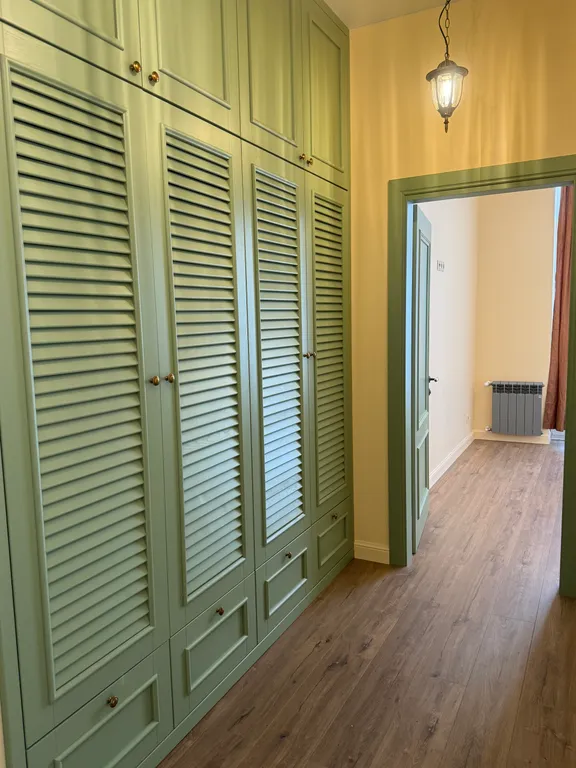 Солнечная квартира с мебелью из натурального дерева, рядом с морем