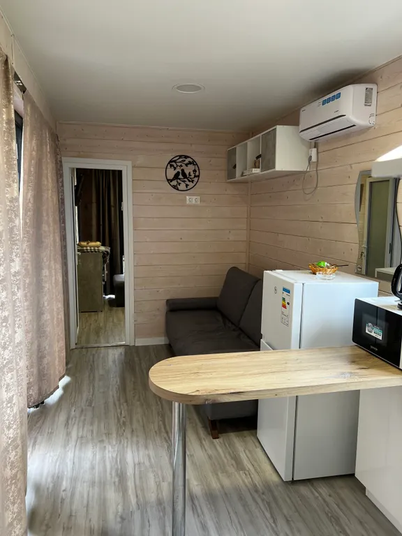 Домик в лесу с верандой и видом на море