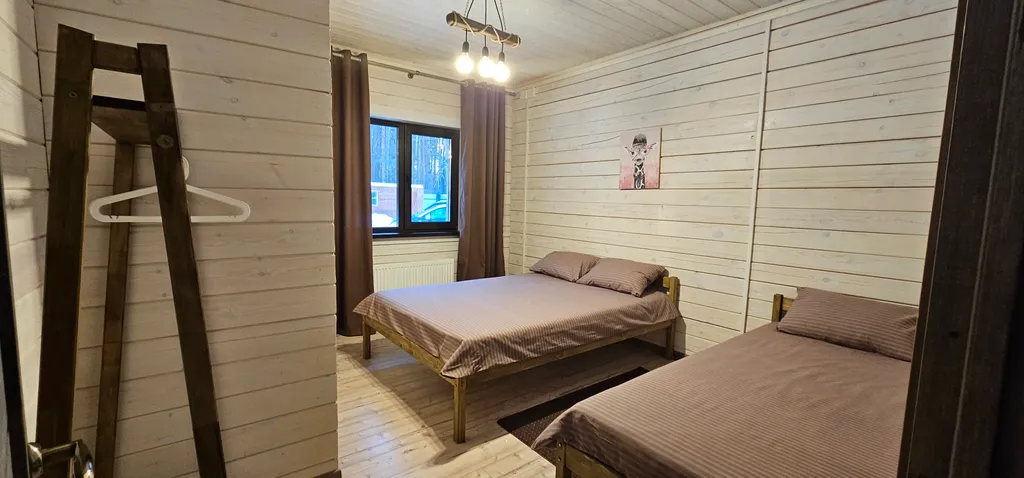 Дом и баня на дровах в сосновом лесу